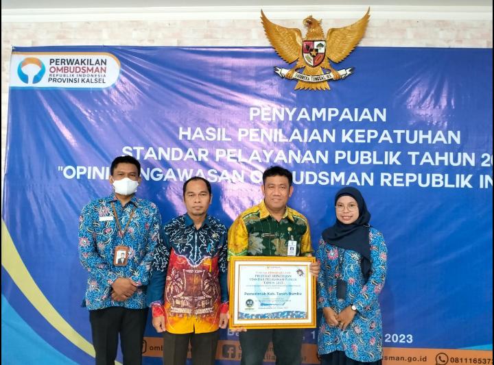 PENYERAHAN PIAGAM PENGHARGAAN HASIL PENILAIAN KEPATUHAN PELAYANAN PUBLIK TAHUN 2022
